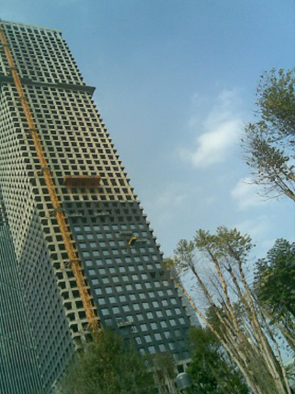 伸縮式卸料平臺(tái)施工中