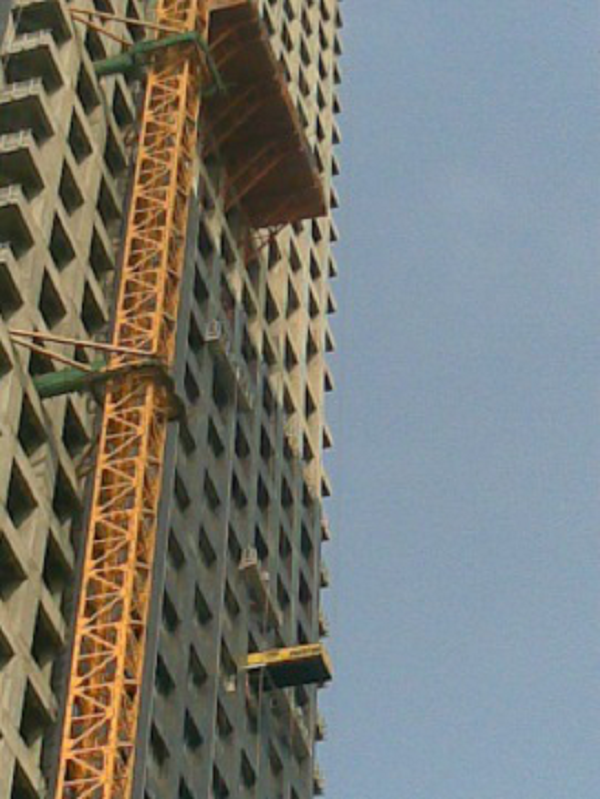 伸縮式卸料平臺(tái)施工中