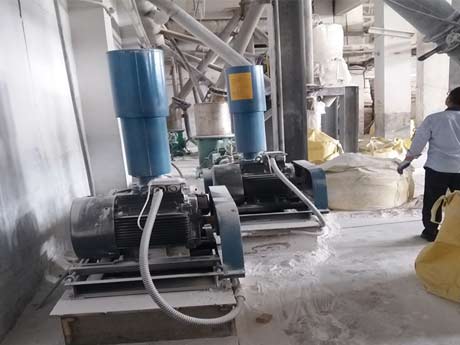 氣力輸送羅茨風(fēng)機使用中 氣力輸送羅茨風(fēng)機使用中